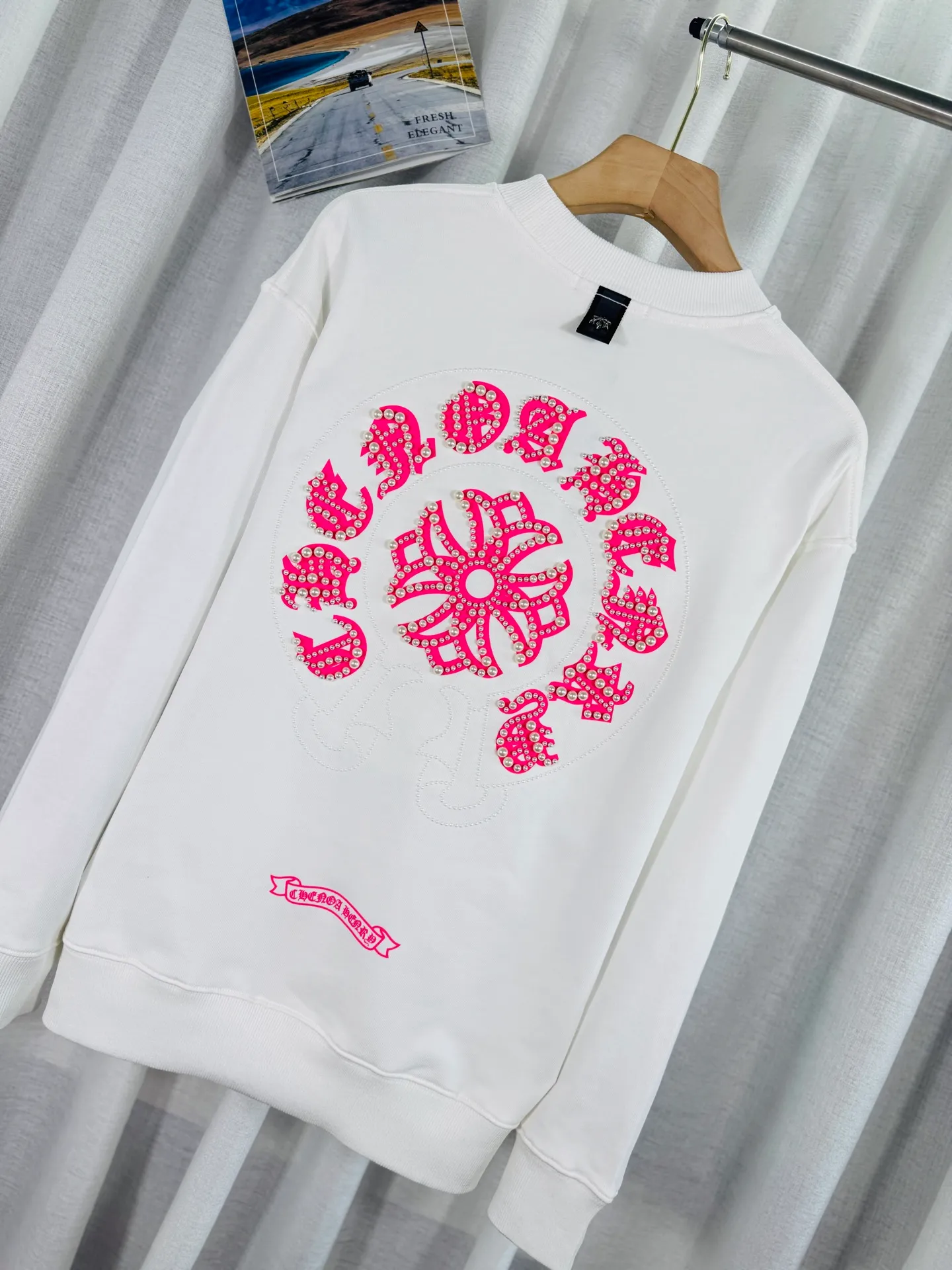 P260 top version, real shot without P, ​​different from market currency) 𝗖𝗵𝗿𝗼𝗺𝗲 𝗛𝗲𝗮𝗿𝘁𝘀/Cro Heart 2025 Reflective Embroidered Beads Compass Embroidered Autumn and Winter New Original Counter American Laser Burnt 3D Pearl Embroidered Couple Casual Sweater 👑The highest version! Customized fabric 420g tripe terry fabric! American acid-washed and distressed original fabric laser burnt ✟appliqué embroidery and exquisite embroidery of letters! The best-selling model in the counter, very comfortable to wear. Accessories: original molded and authenticated collar label➕100% silk wash label. Genuine purchase-grade original hangtag➕matching hanging rope➕3D hanging beads➕original packaging bag. Craftsmanship: The original version has consistent wiring! The highest version of the armhole matching technique! Color: Black White Size: S M L XL Style No.: 9319